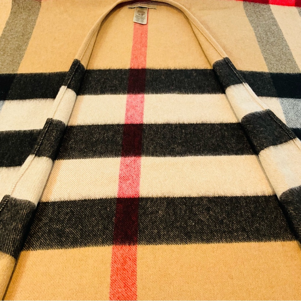 BURBERRY LONDON CHECK CASHMERE / MERINO WOOL CAPE. - Picture 5 of 7